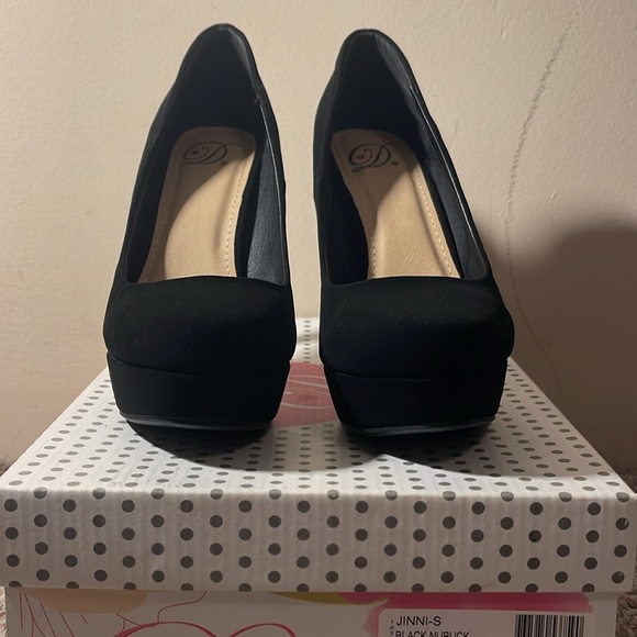 Black closed toe heels - Picture 3 of 5